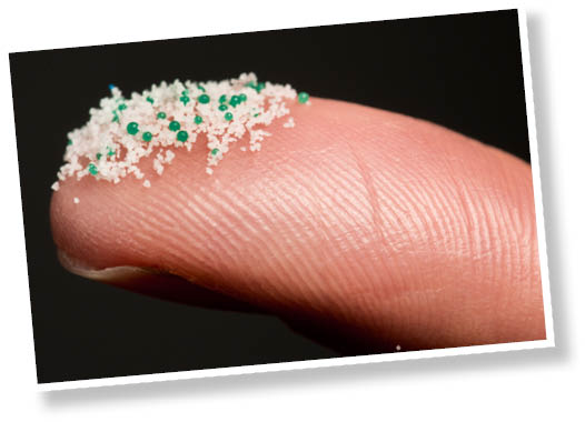 Product pictures of microbeads/micro plastics which were found in cosmetical products from Germany and filtered out. Stilllife-Aufnahmen von Mikroplastik aus verschiedenen Deutschen Kosemetikprodukten, welche zuvor aus diversen Produkten gefiltert wurden.